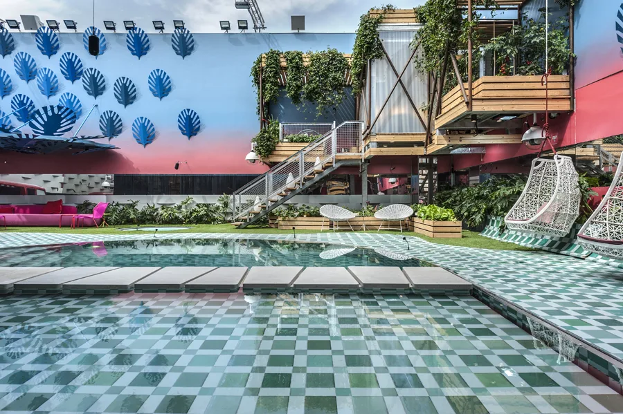 מעל הבריכה: הנסט