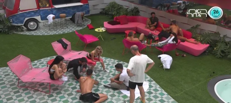 דיירים בחצר