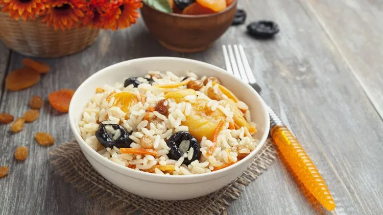 אורז עם פירות יבשים (מתוך שאטרסטוק)