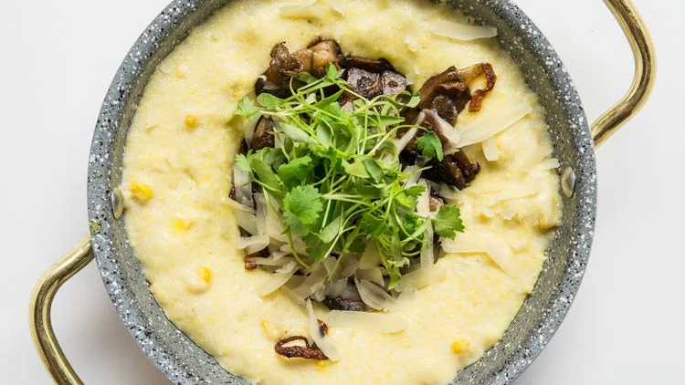 מתכון לפולנטה עם ראגו פטריות בהשראת מסעדה מחניודה של השף אסף גרניט, של המתמודד ינון אלעל (מתוך משחקי השף, עונה 3, פרק 16, משימת התירס)