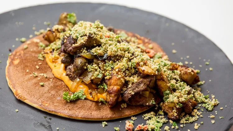 המתכון של תמר למעורב ירושלמי על פנקייק סולת עם חול סולת קראנצ'י של המתמודדת תמר שורצברד (מתוך משחקי השף, עונה 3, פרק 23)