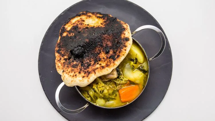 מתכון לתבשיל ירקות שורש עם עוף מכוסה בפוקאצה של אורן אסידו (מתוך ''משחקי השף'' עונה 3 פרק 29)