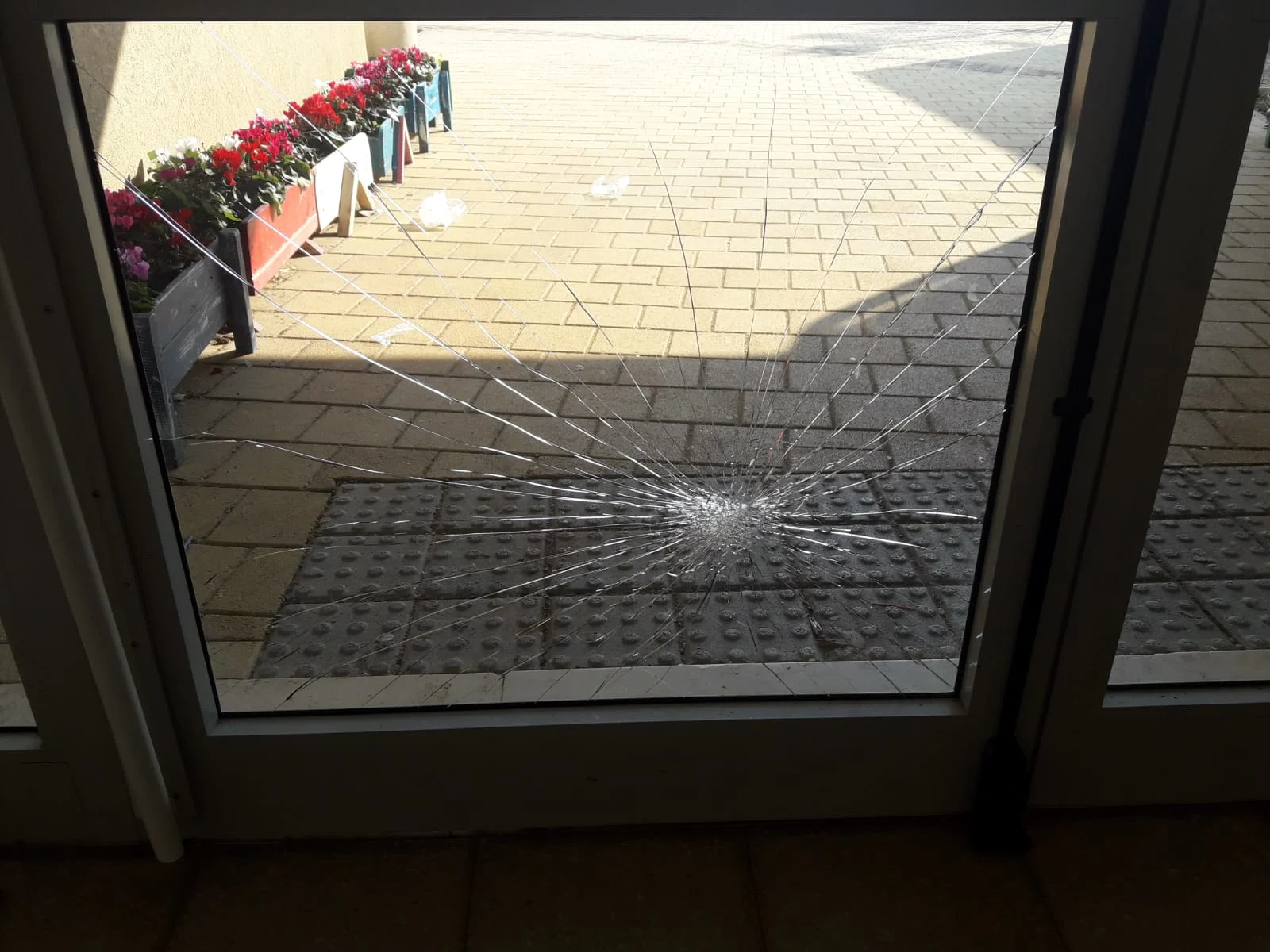חלון שנשבר בעקבות תלמיד שזרק אבן