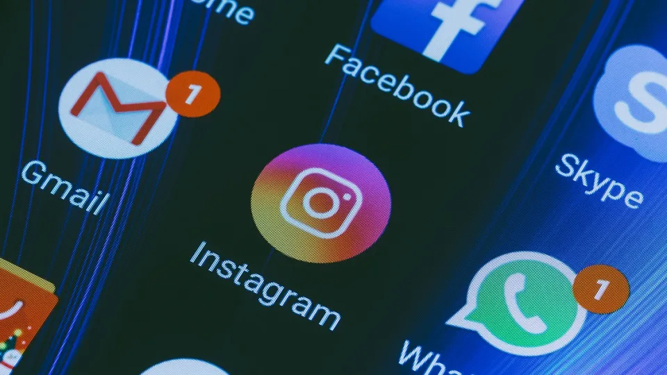 אינסטגרם, פייסבוק, וואטסאפ על צג סמארטפון