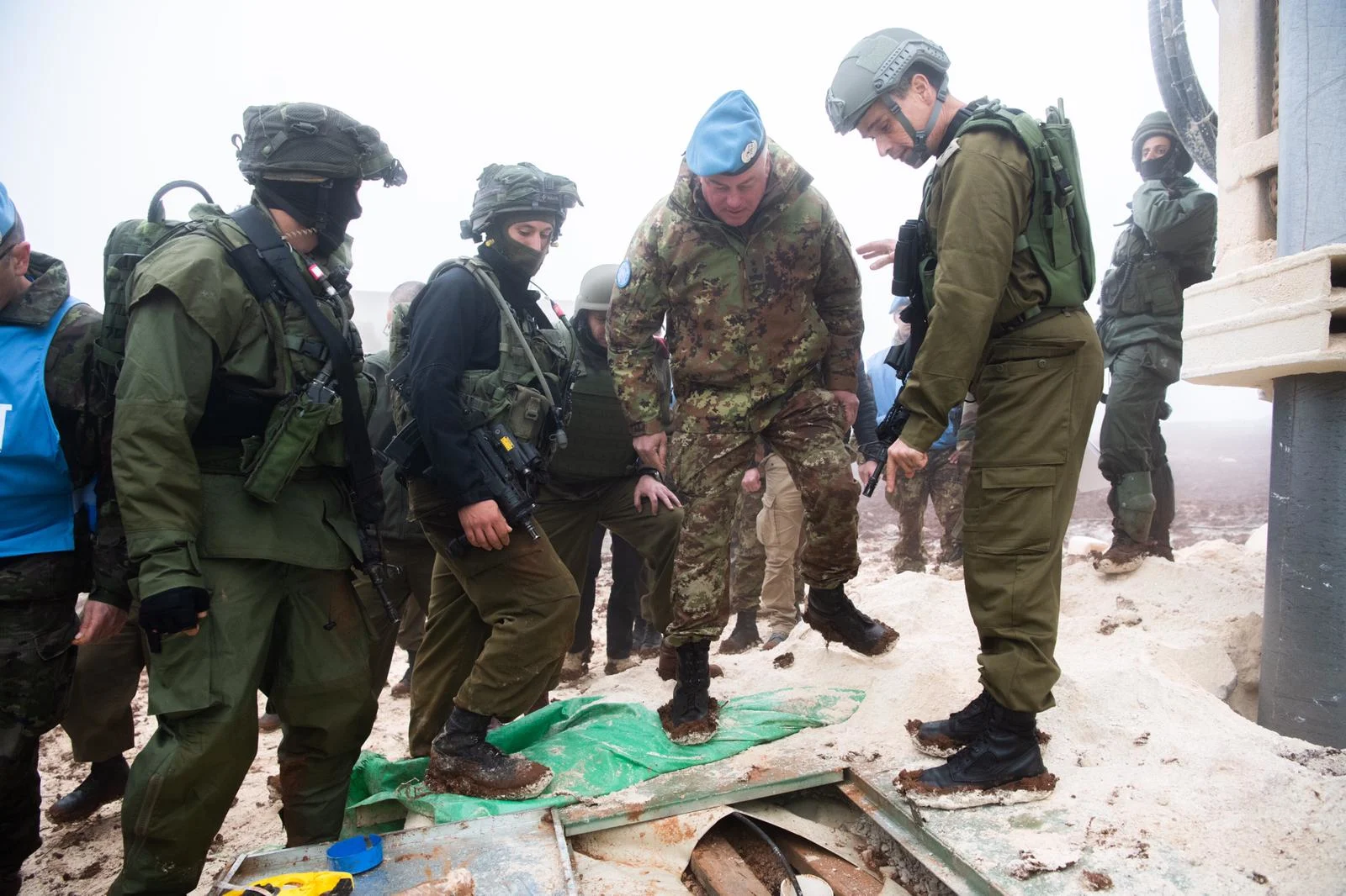 מפקד פיקוד הצפון אלוף יואל סטריק עם מפקד יוניפי"ל בסיור במנהרת טרור