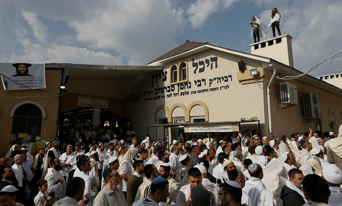 מתפללים באומן שבאוקראינה מול קברו של רבי נחמן מברסלב