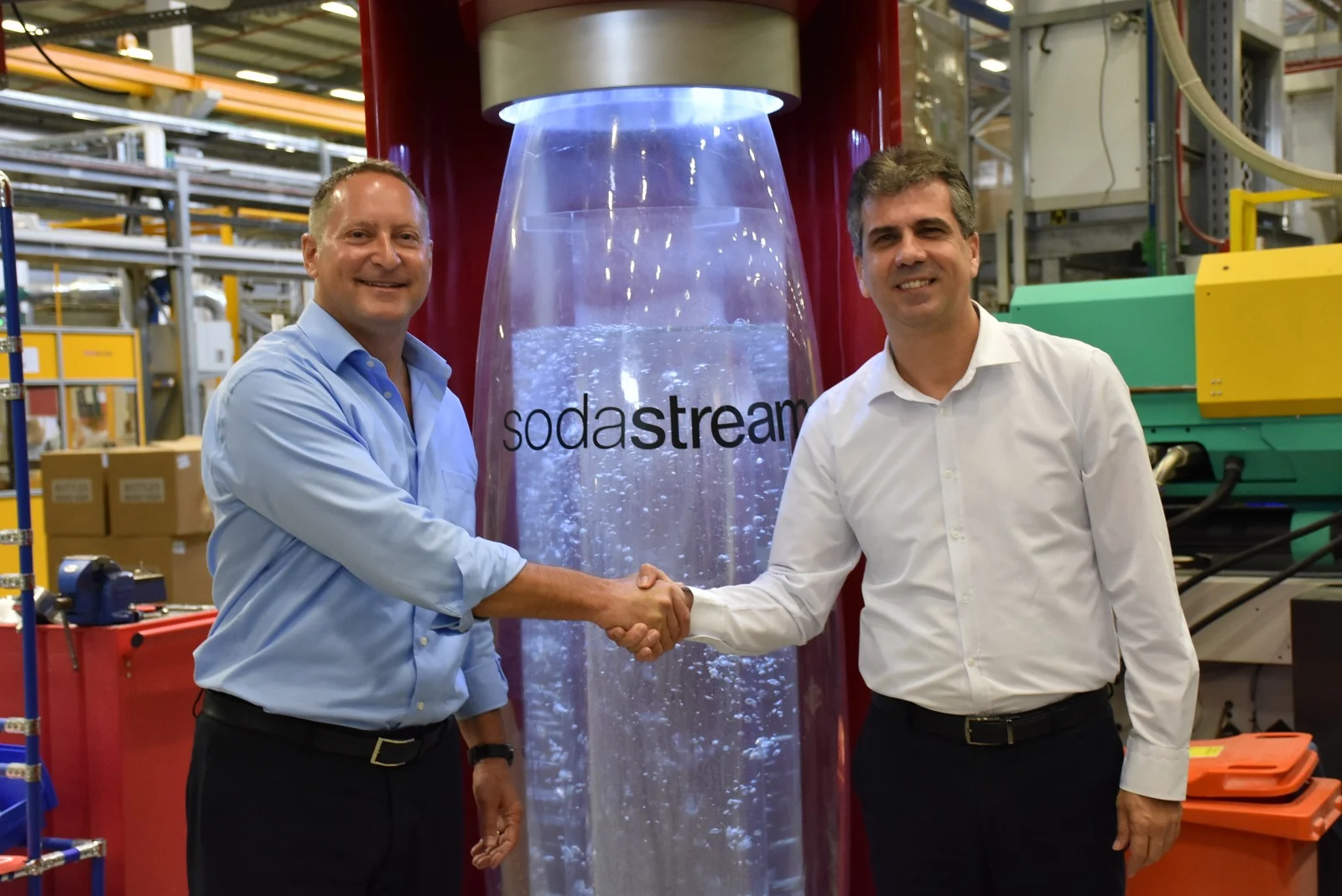 שר הכלכלה והתעשייה, אלי כהן, מברך על מכירת סודה סטרים