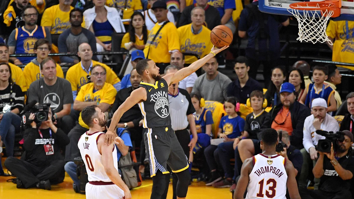 סטף קארי קולע במשחק 2 בסדרת גמר ה-NBA