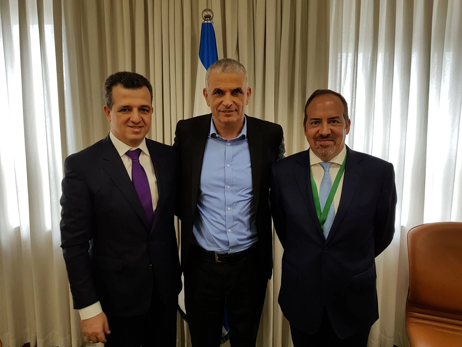 משה כחלון וכרמל שאמה הכהן מקבלים את דוח ה-OECD מאיש הארגון