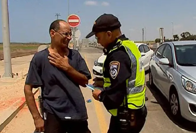 שוטר תנועה עוצר נהג בכביש