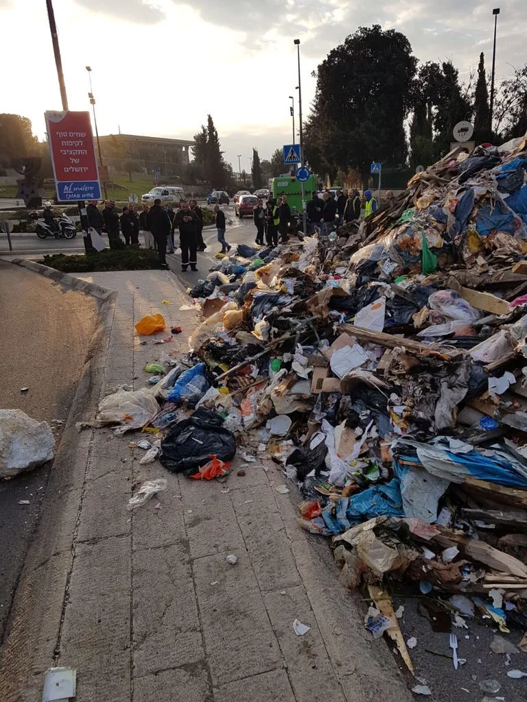 מחאת עובדי עיריית י-ם - הזבל נערם ברחובות