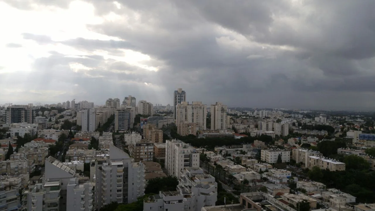 עננים מעל תל אביב