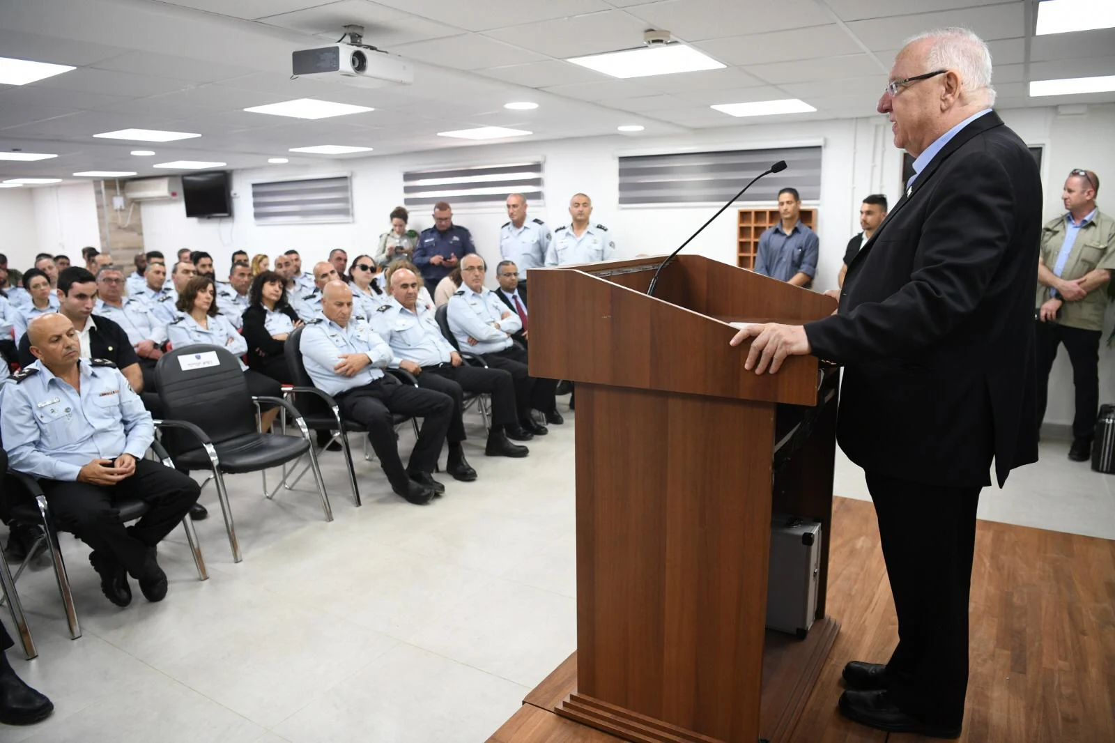 ריבלין מבקר בבית הכלא עופר