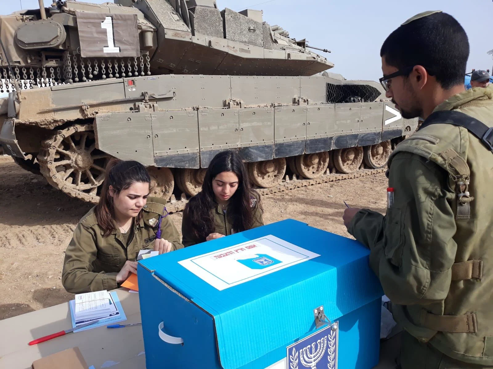 חיילים מצביעים ביחידות השונות שבגזרת עוטף עזה
