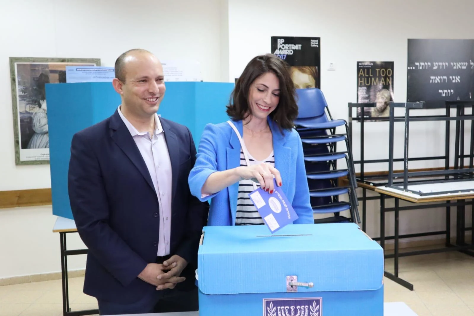 נפתלי בנט ואשתו גילת מצביעים בקלפי