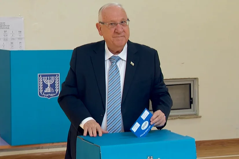 הנשיא ריבלין מצביע בקלפי בירושלים