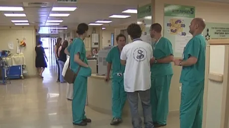 עוזרי הרופא טוענים כי אינם מקבלים שכר ראוי. מתמחים בבית החולים תל השומר