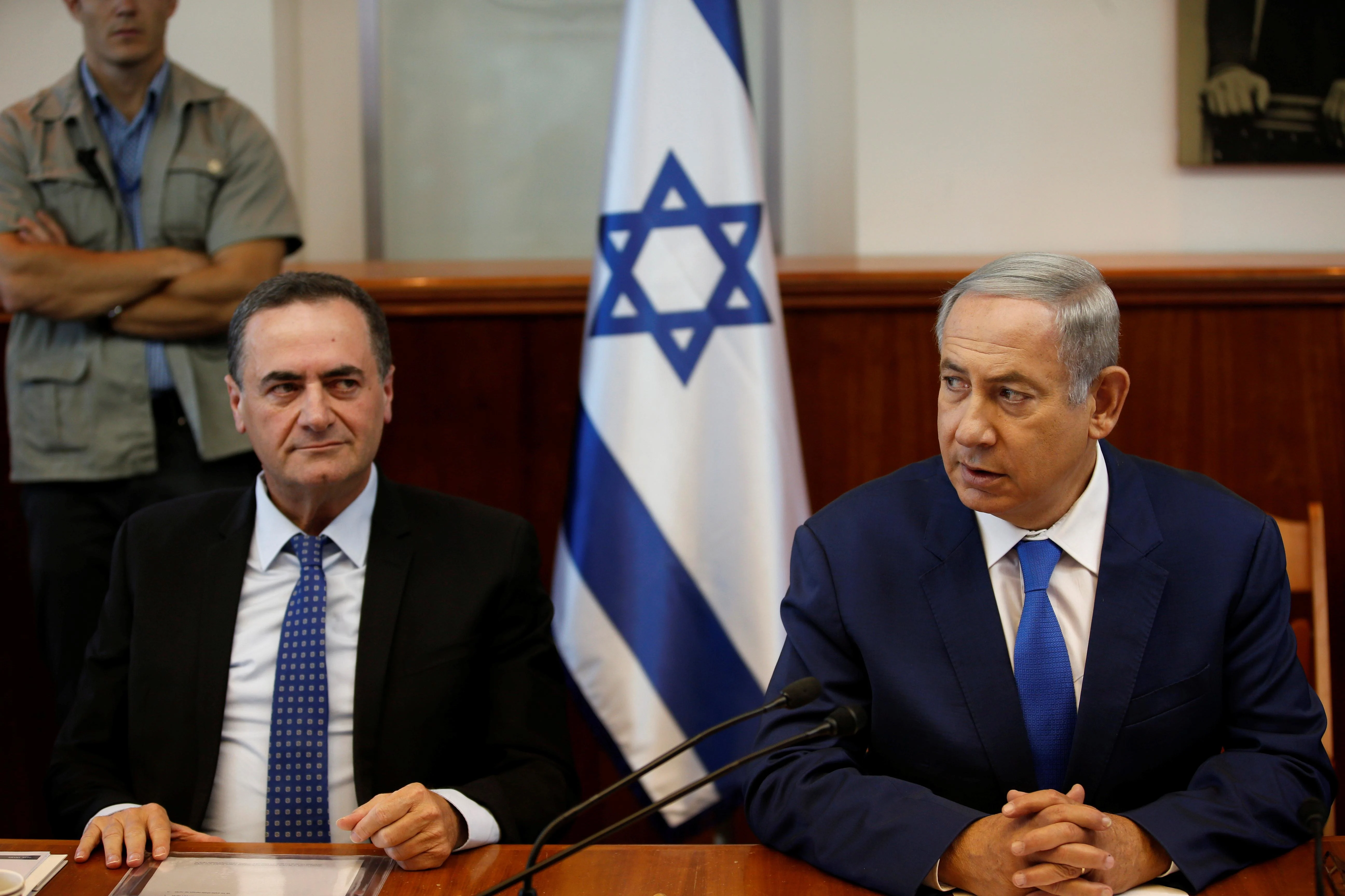 ראש הממשלה נתניהו לצד שר האוצר כץ בישיבת הממשלה