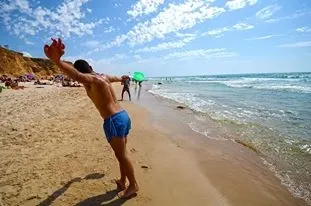 חוף הים. צפוי להיות עמוס במהלך סוף השבוע