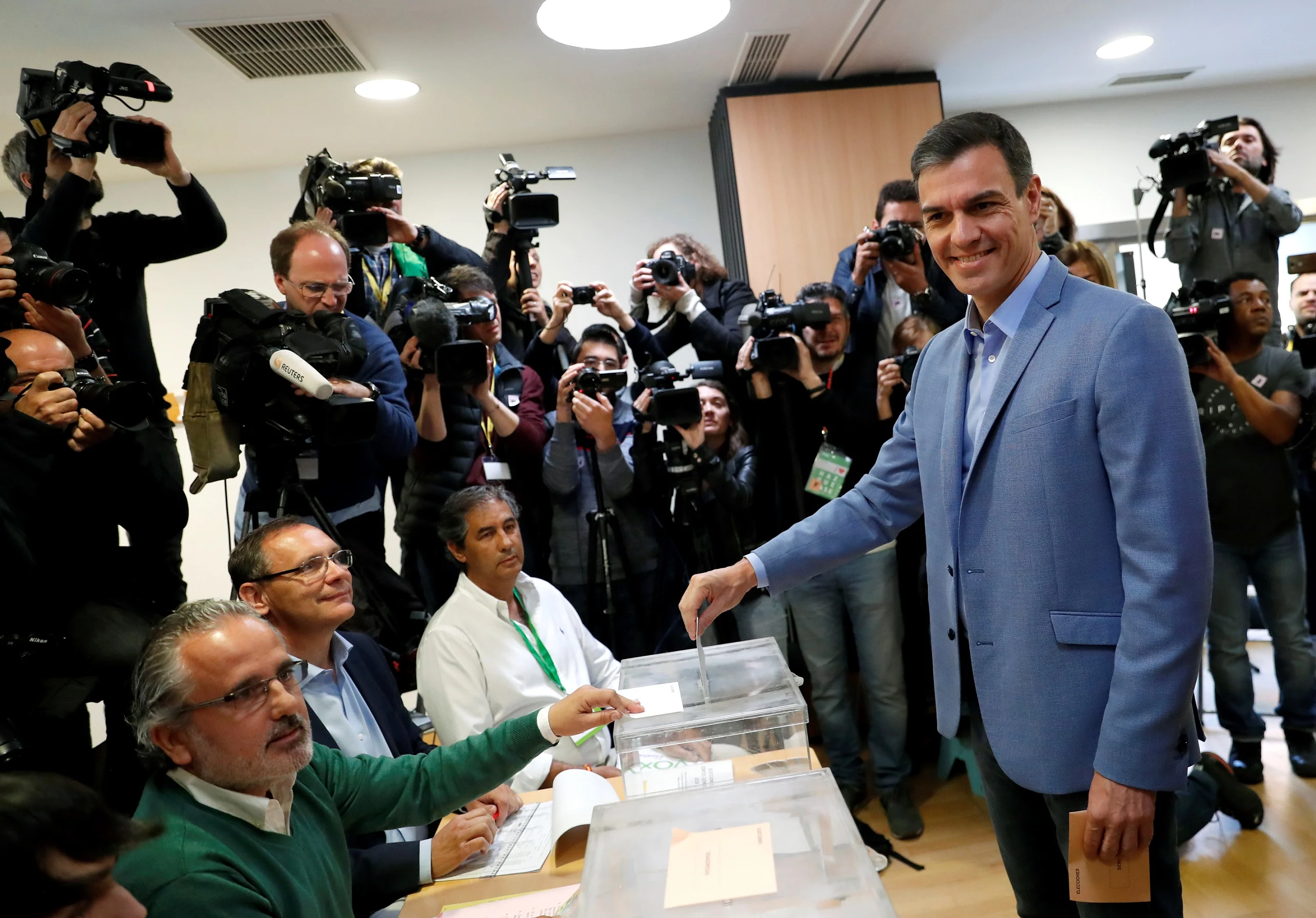 ראש ממשלת ספרד, פדרו סנצ'ז, בקלפי מחוץ למדריד