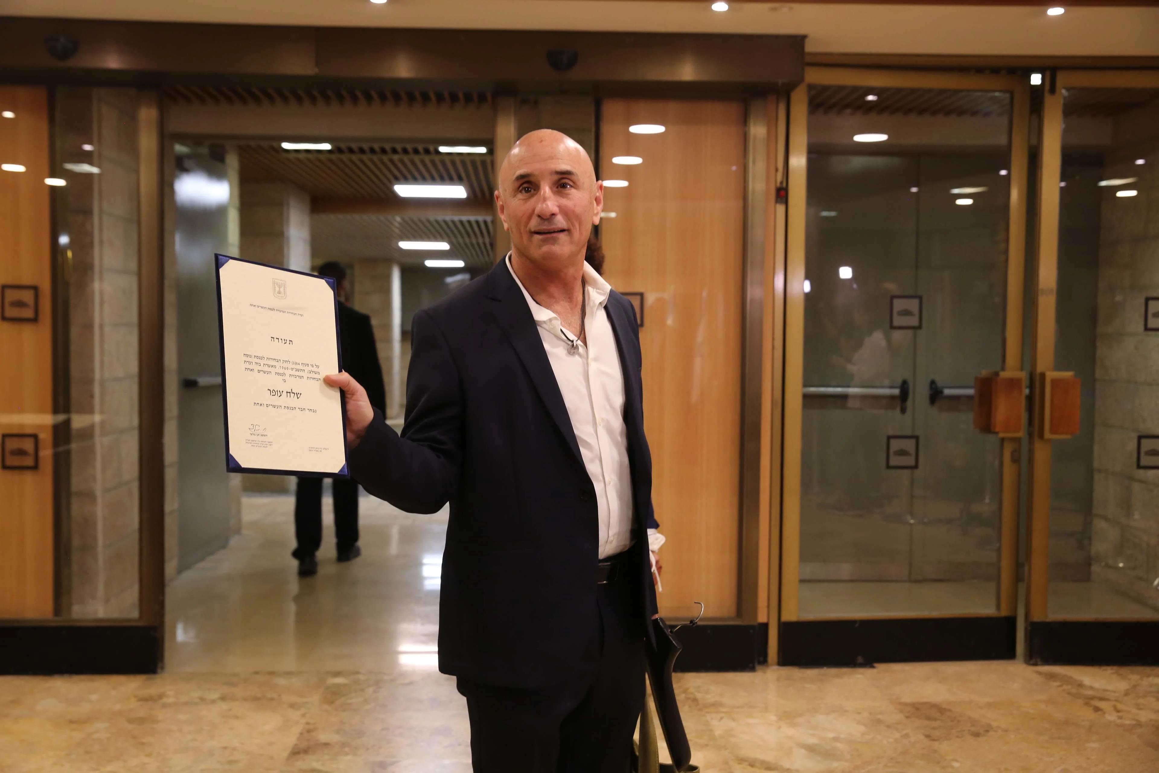 עופר שלח מקבל תעודת חבר כנסת