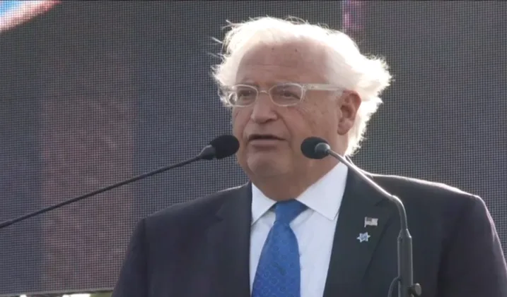 דיוויד פרידמן נואם בטקס מצעד החיים בפולין