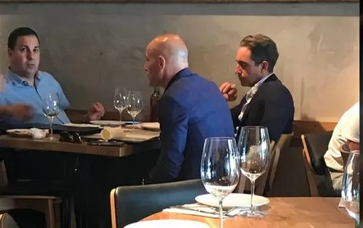 הפגישה בין אפי נוה לרועי אברמוביץ' במסעדת דכים באשדוד
