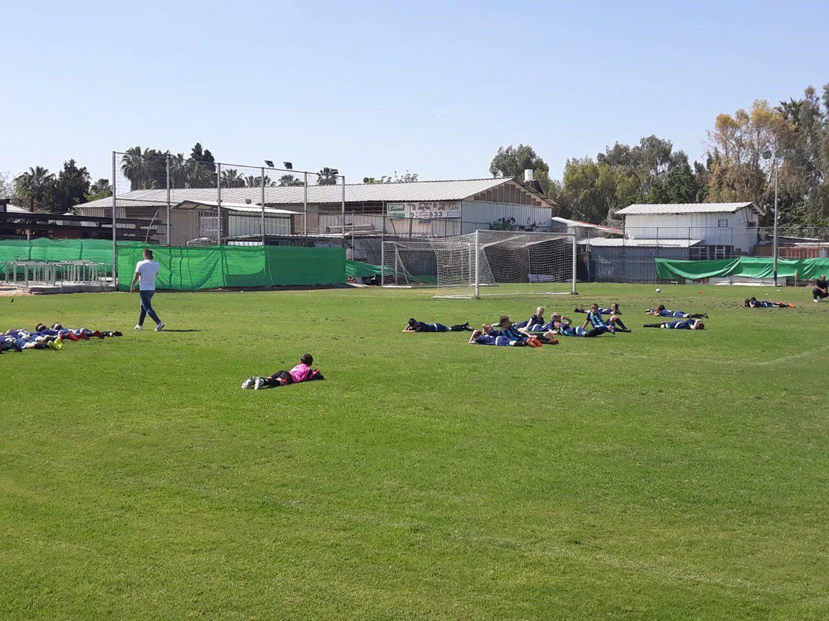 ילדים תופסים מחסה במהלך ירי לעוטף עזה