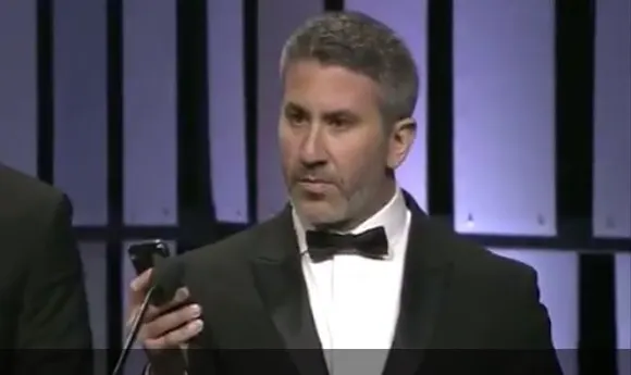 השף מייקל סולומונוב ברגע קבלת הפרס