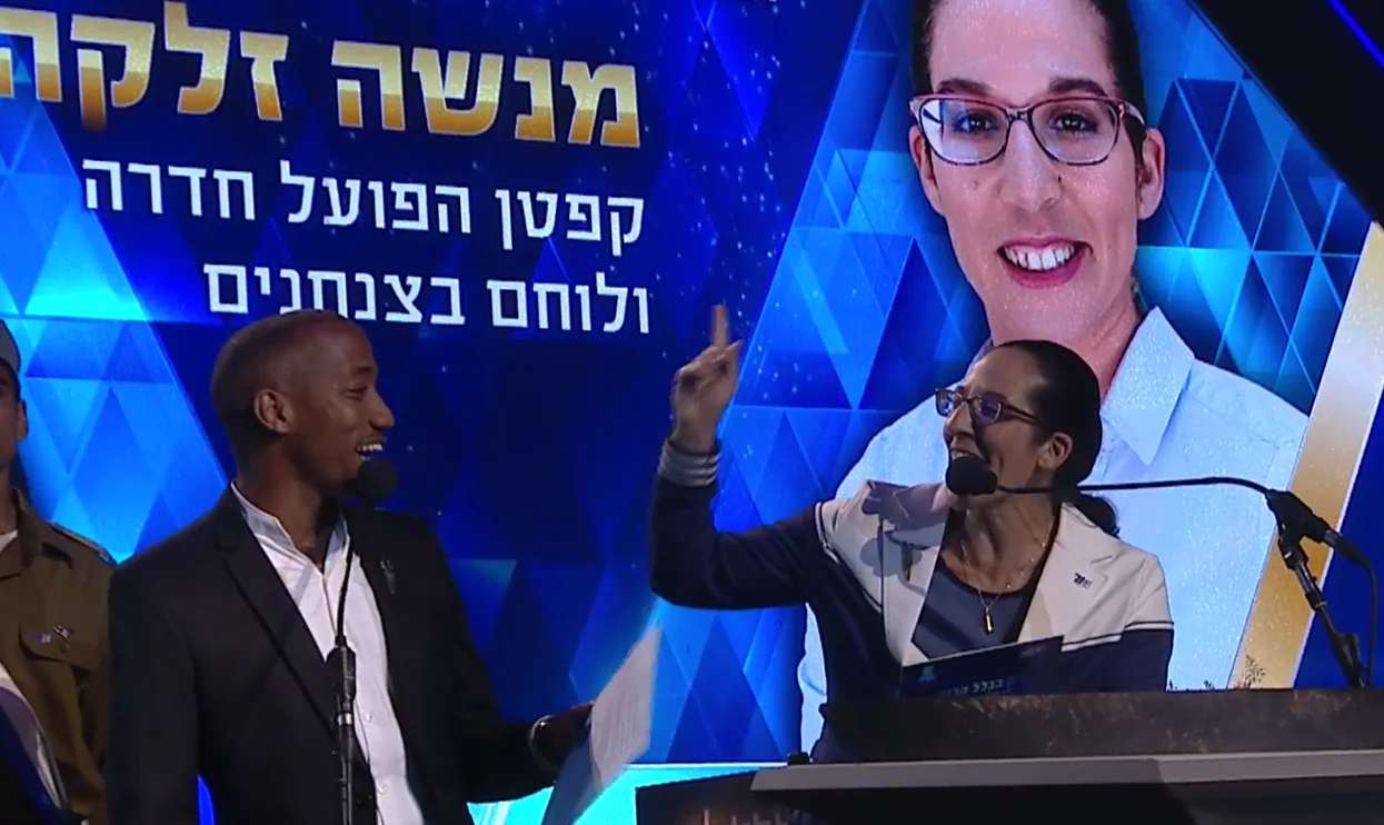 הספורטאים מורן סמואל ומנשה זלקה בטקס המשואות