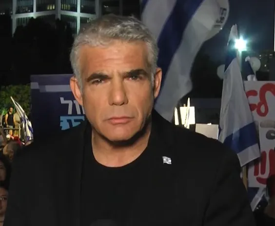 ח''כ יאיר לפיד בהפגנת האופוזיציה בתל אביב