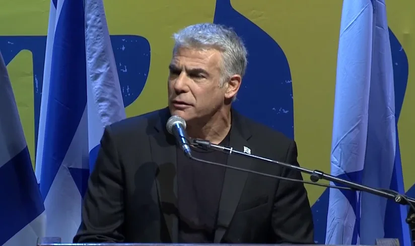 יאיר לפיד נואם בהפגנת האופוזיציה בתל אביב
