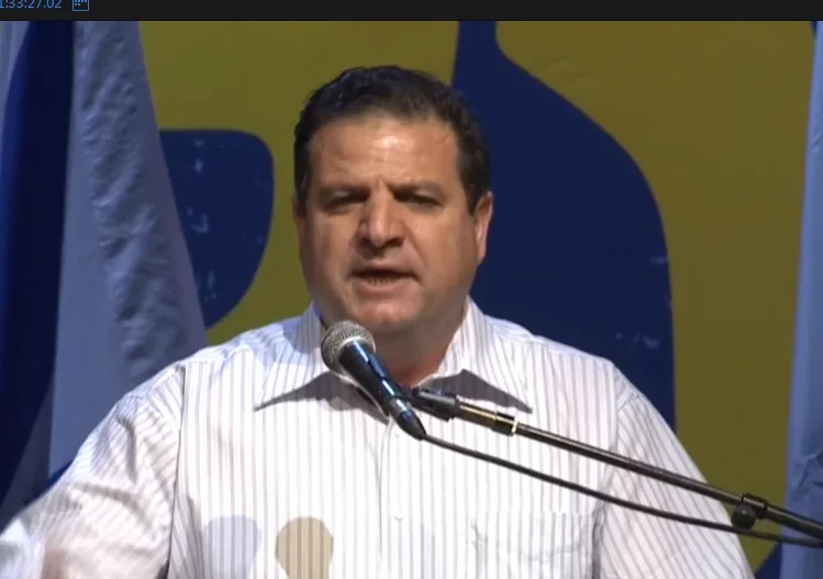 איימן עודה בהפגנת האופוזיציה בתל אביב