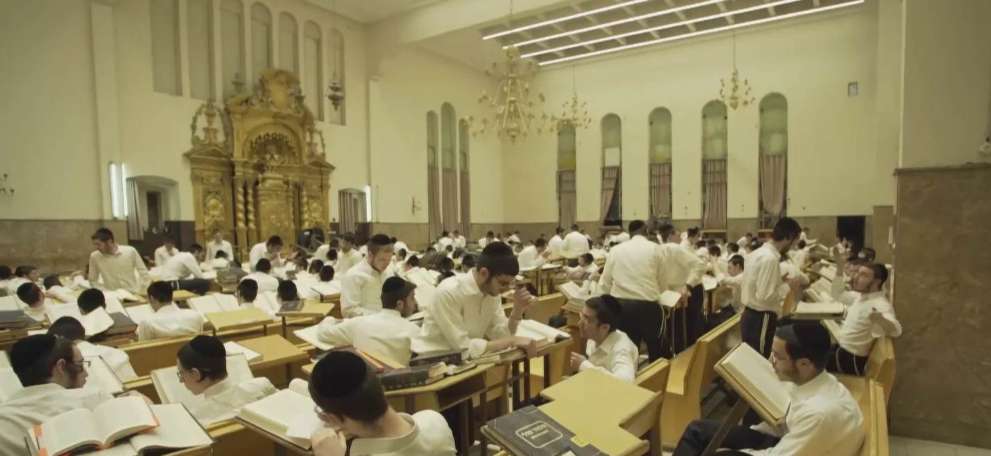 צעירים חרדים מתפללים בישיבה בבני ברק