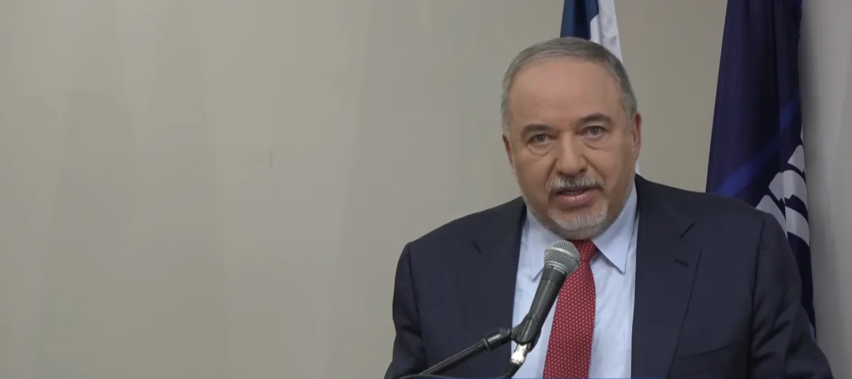יו''ר ישראל ביתנו אביגדור ליברמן נואם במסיבת עיתונאים לאחר פירוק הכנסת ה-21