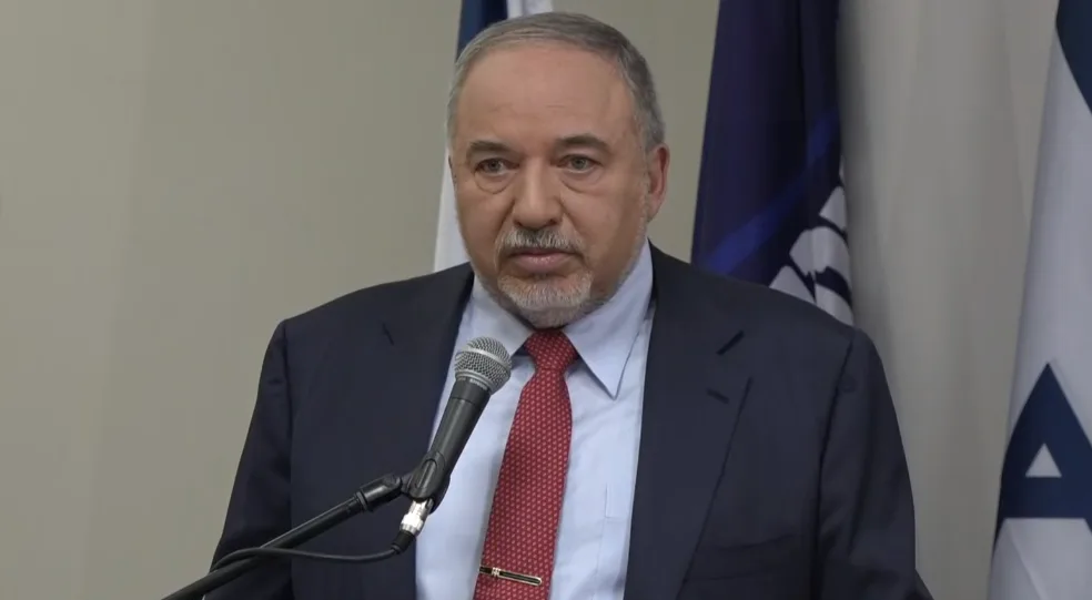 יו''ר ישראל ביתנו אביגדור ליברמן נואם במסיבת עיתונאים לאחר פירוק הכנסת ה-21