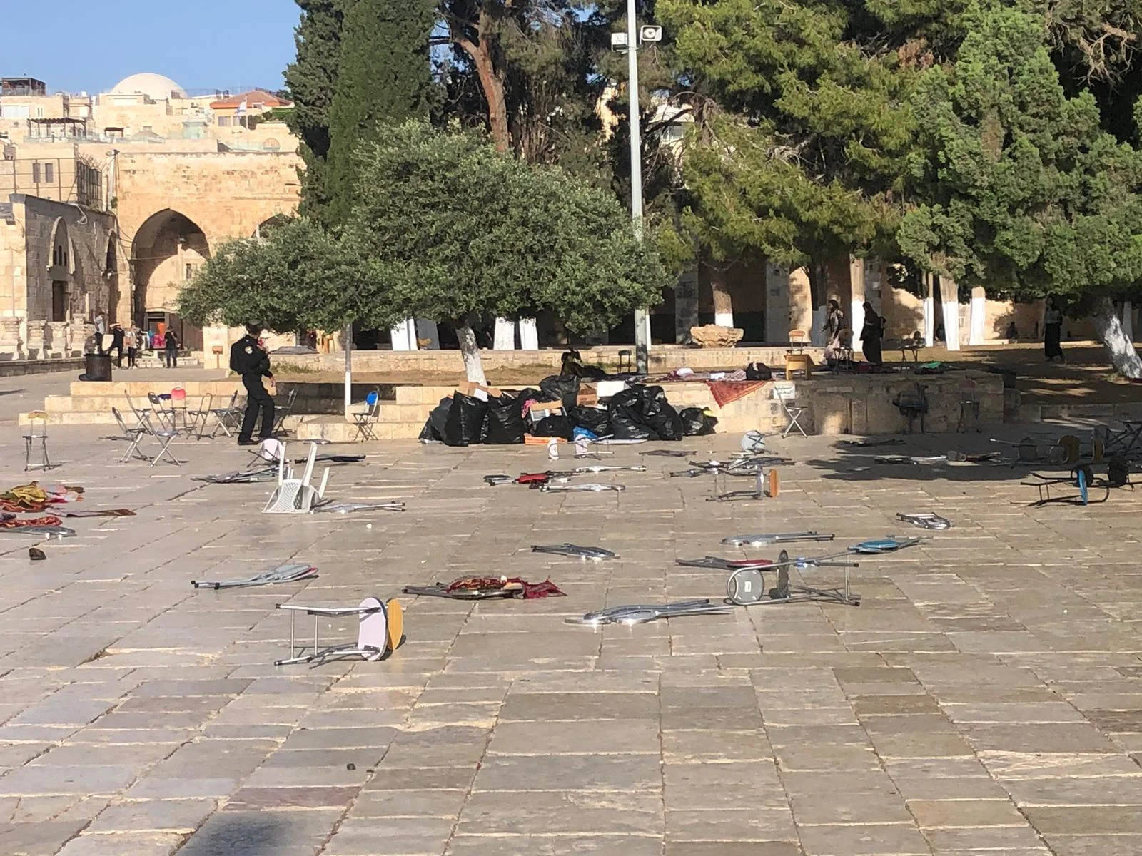 התפרעות בהר הבית שכללה ידויי אבנים, השלכת כיסאות וחפצים שונים