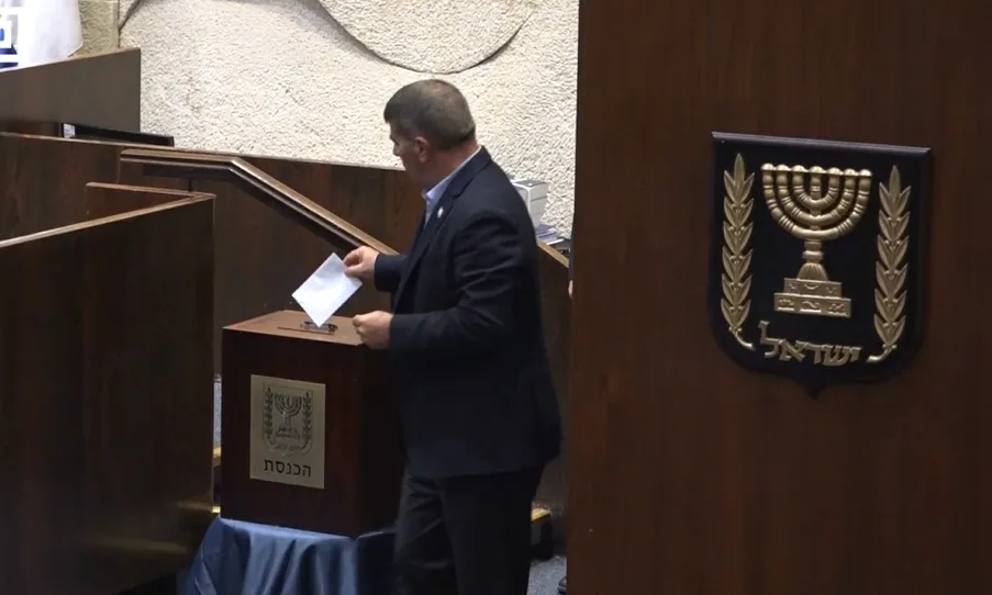 גבי אשכנזי מצביע עבור מבקר המדינה בכנסת