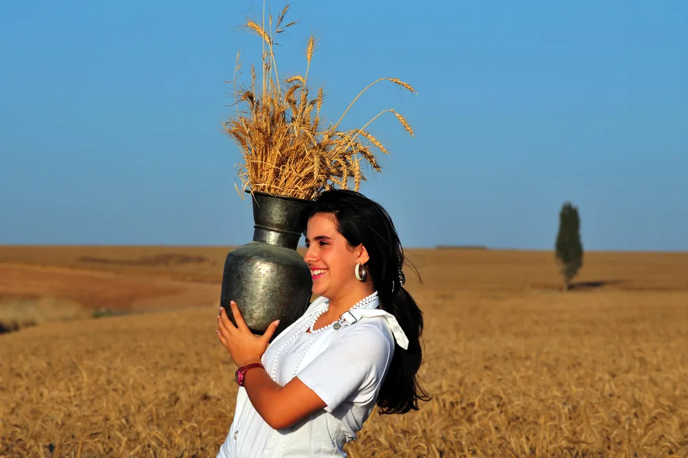 צעירה נושאת שיבולים בחג שבועות