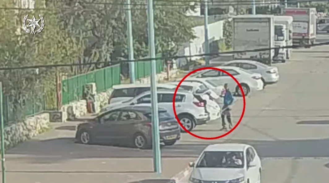 מוחמד אל-עמורי בדרכו לקבור את גופת אחותו