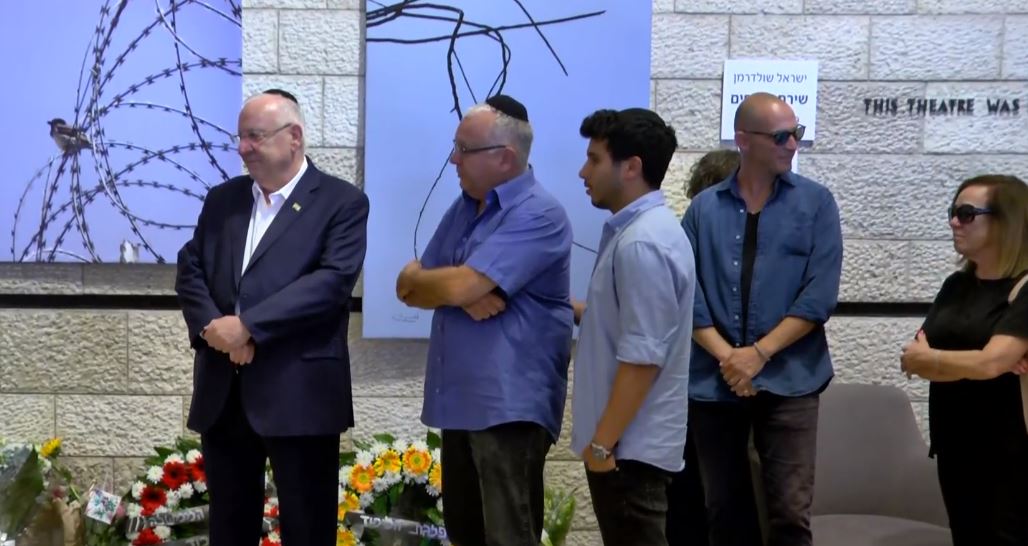 הנשיא ריבלין ניצב ליד ארונה של רעייתו נחמה בתיאטרון ירושלים