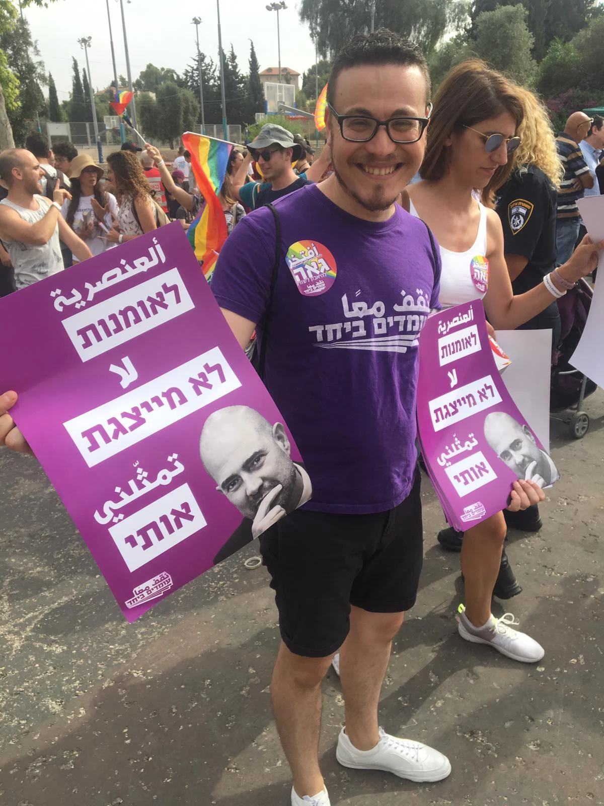 חלוקת שלטים נגד אמיר אוחנה במצעד הגאווה בי-ם