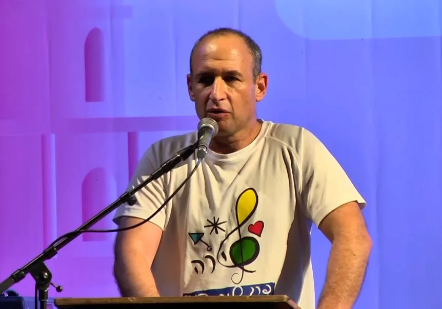 אביה של שירה בנקי נואם במצעד הגאווה בירושלים