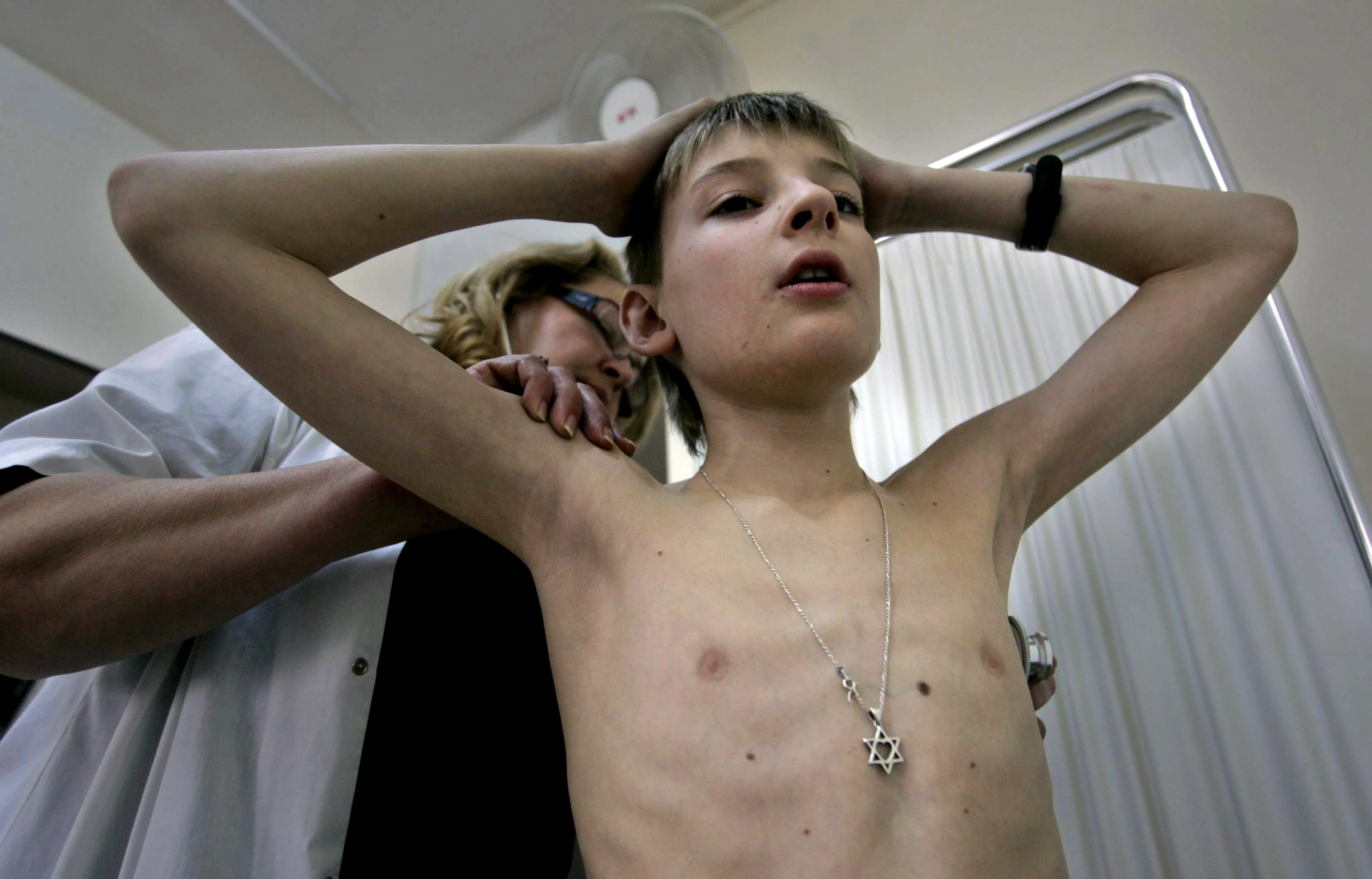 רופאה ישראלית בודקת ילד אוקראיני לאחר שעלה לארץ במסגרת פרויקט ילדי צ'רנוביל של כפר חב''ד