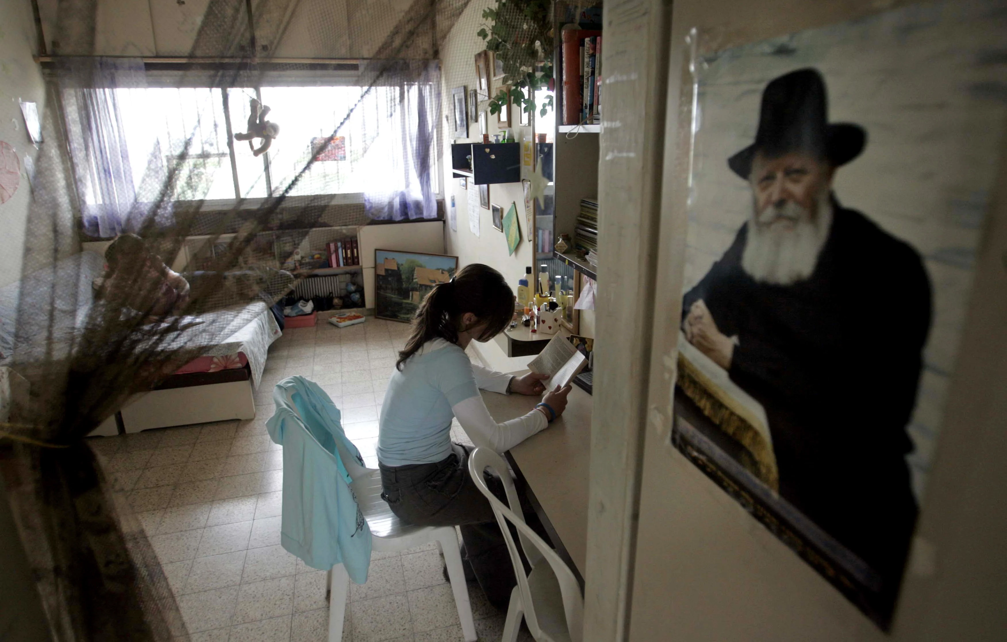 ילדה אוקראינית שעלתה לארץ במסגרת פרויקט ילדי צ'רנוביל של כפר חב''ד קוראת בחדר המנוחה