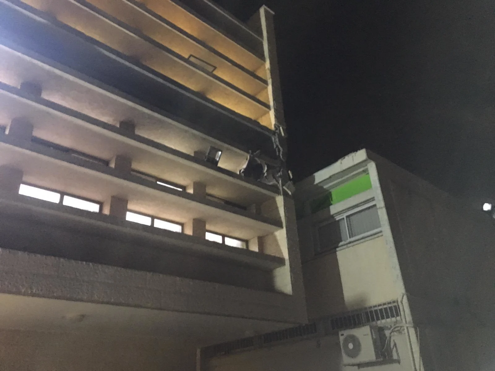 פגיעה ישירה בבניין ישיבת לב לדעת ליד בית חב''ד, שדרות