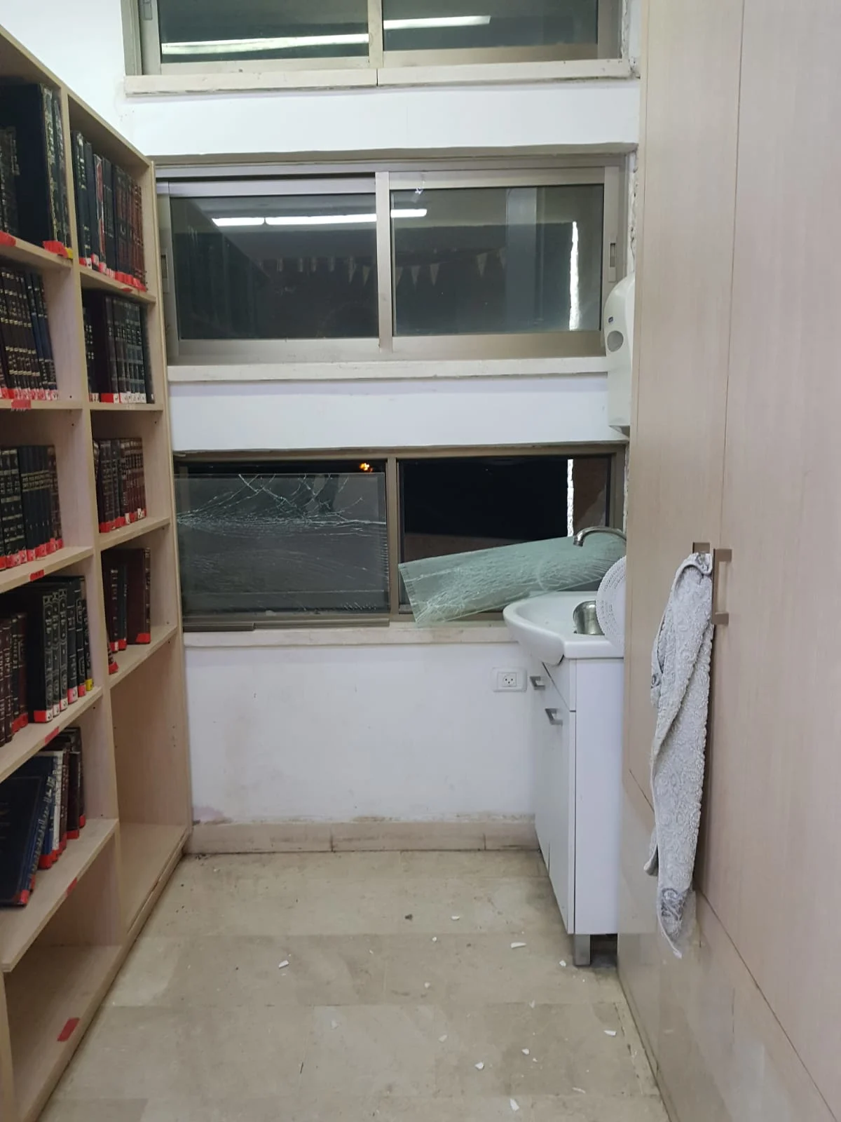 תוצאות הפגיעה הישירה בבניין ישיבת לב לדעת ליד בית חב''ד, שדרות