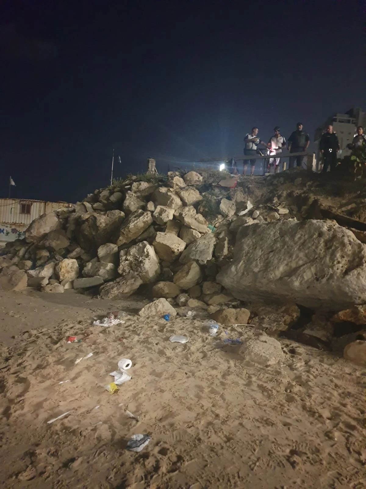 הצוק ממנו התדרדר הילד בן ה-10 בחוף בבת ים