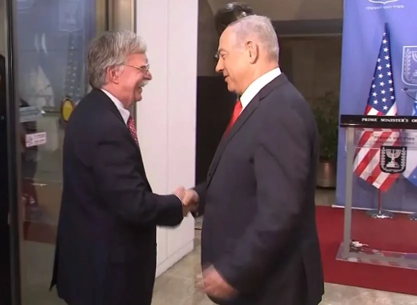 נתניהו ובולטון לוחצים ידיים לפני ההצהרה לתקשורת