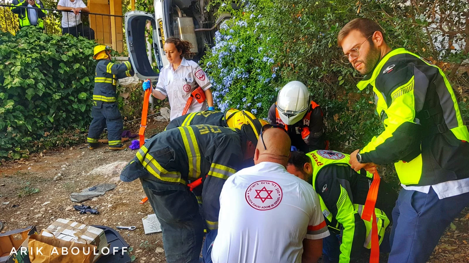 הרכב שנפל מגובה של כ-10 מטרים בירושלים